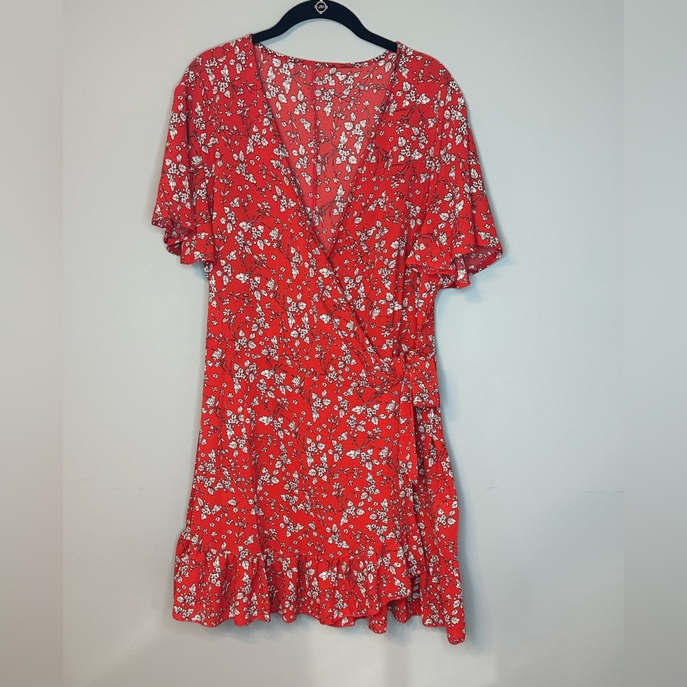 Like New, worn once, red and white floral